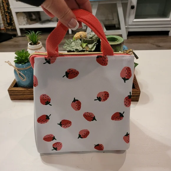 Nwt-Kate Spade Insulated White Wite With Red Strawberries Lunch bag - Picture 5 of 9